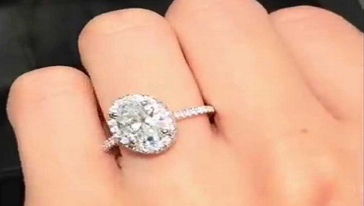 1.30 ct Oval Diamond Engagement Ring in Double Edge Halo