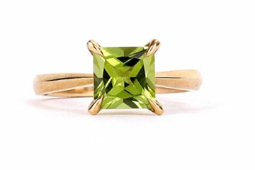 UK Green Prongs Gold Ring